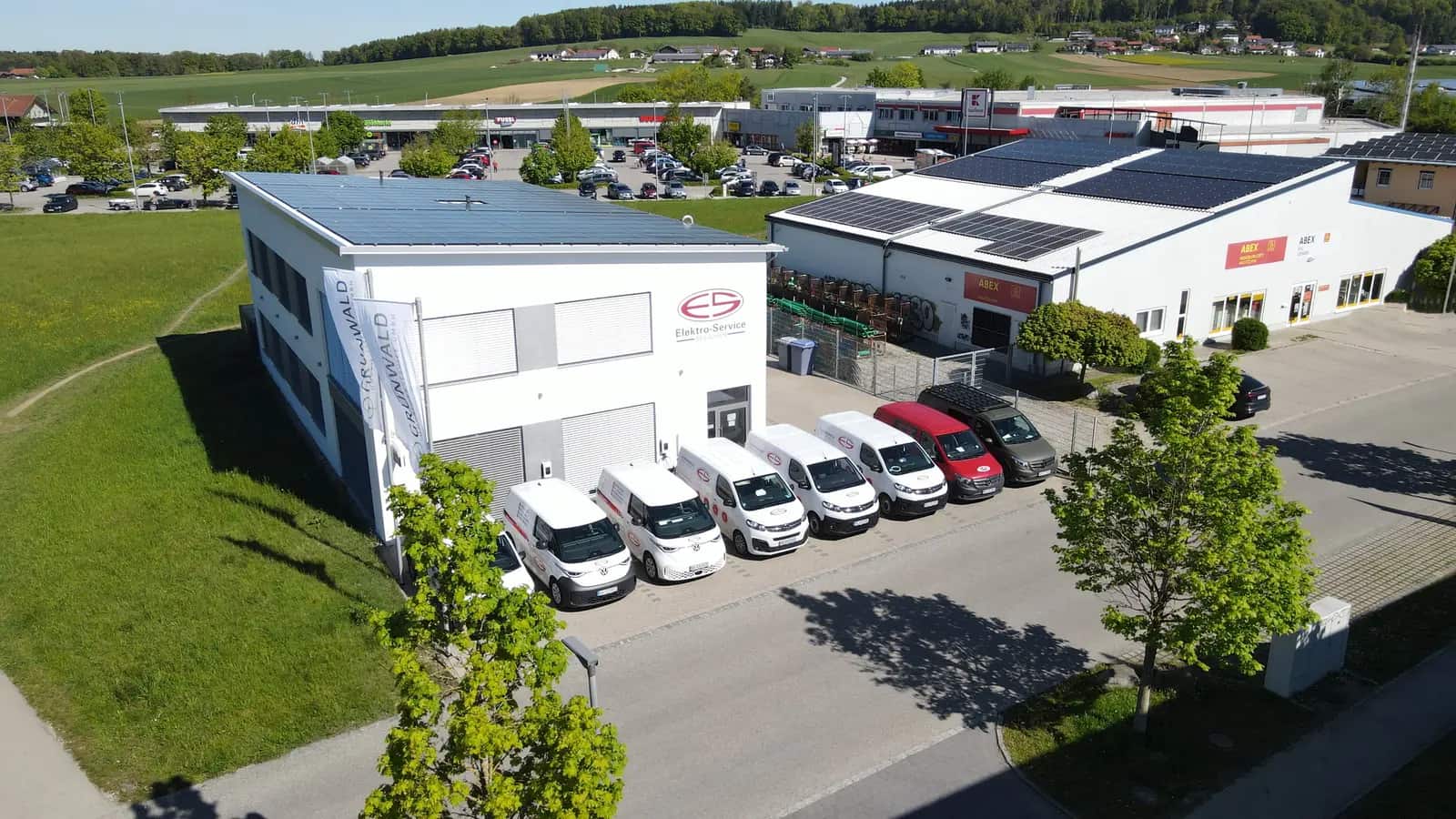Firmensitz der Elektro-Service SFS GmbH im Gewerbepark Lindach in Burghausen: Betriebsgebäude mit Photovoltaik und Fuhrpark