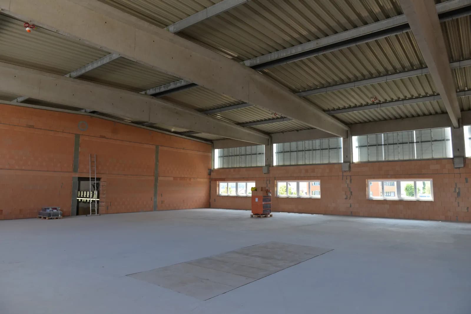 Neu gebaute Gewerbehalle mit fertiger Elektroinstallation und Hallenbeleuchtung