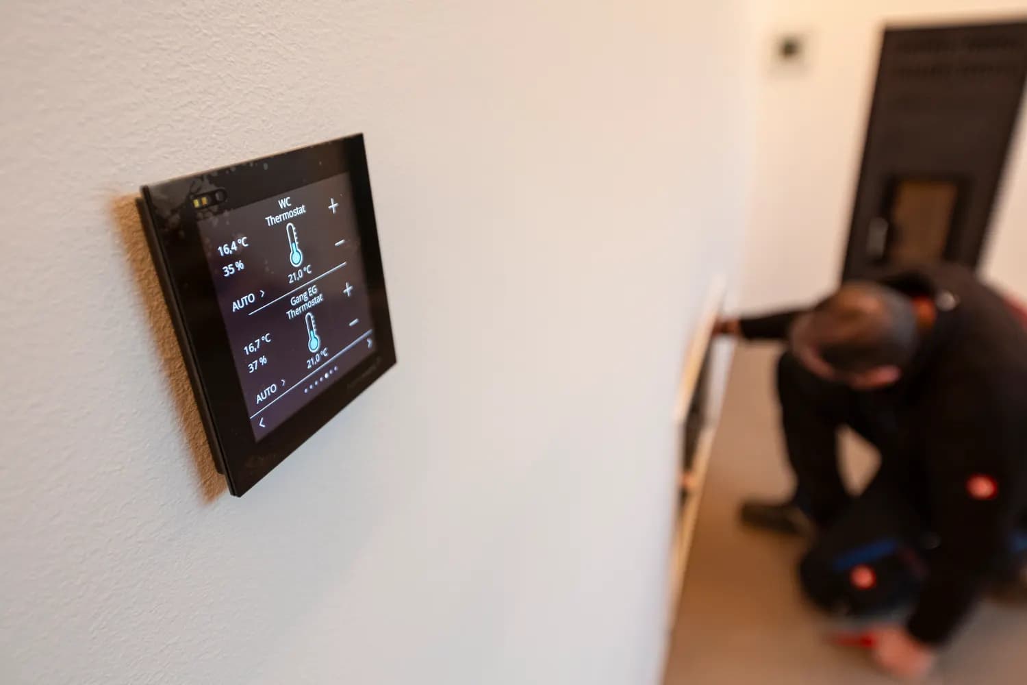 Wandmontiertes Touch-Panel zur Smart-Home-Steuerung